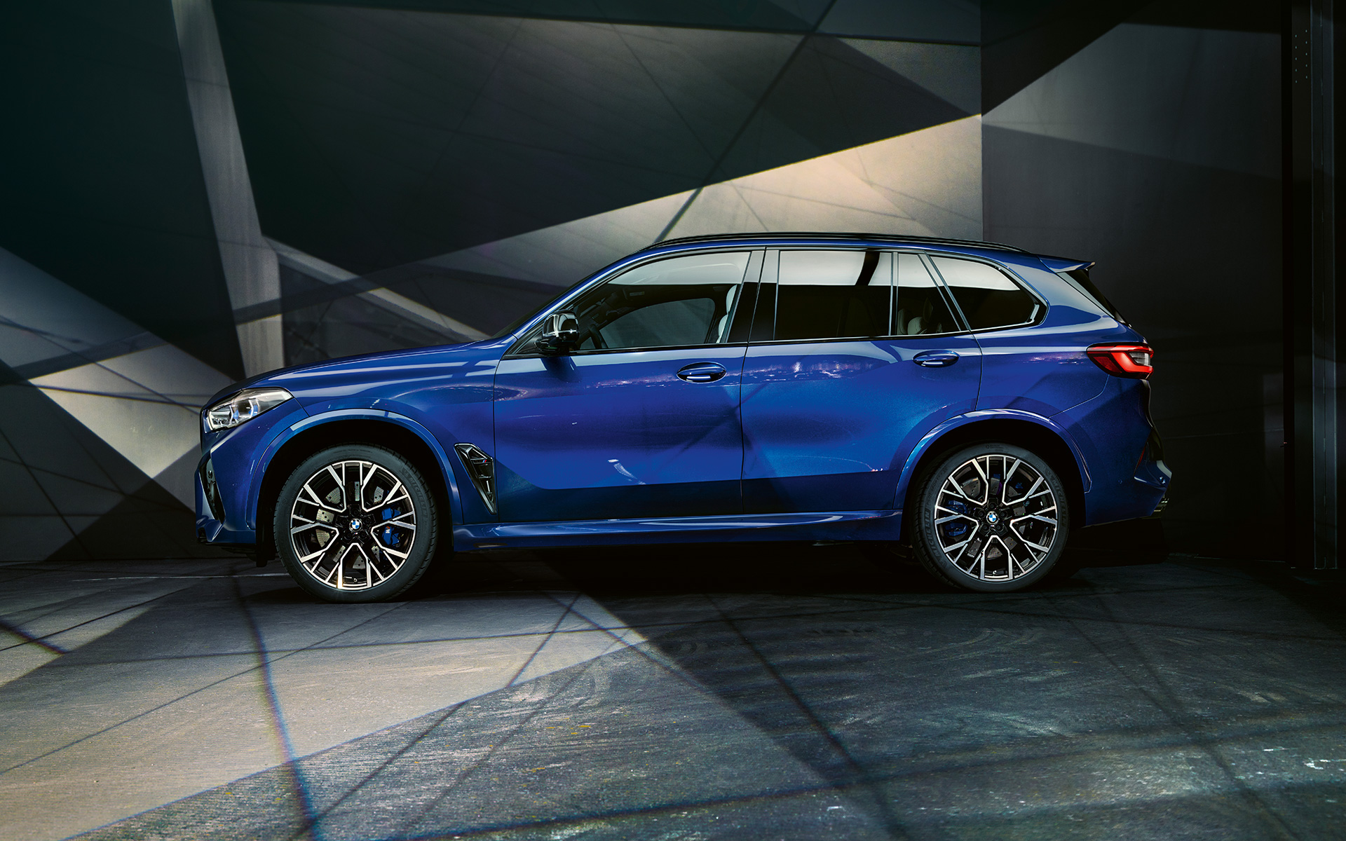 BMW X5 M Competition sa M Sport ispu&scaron;nim sustavom F95 2020 SUV Marina Bay Blue metalik tročetvrtinski pogled straga