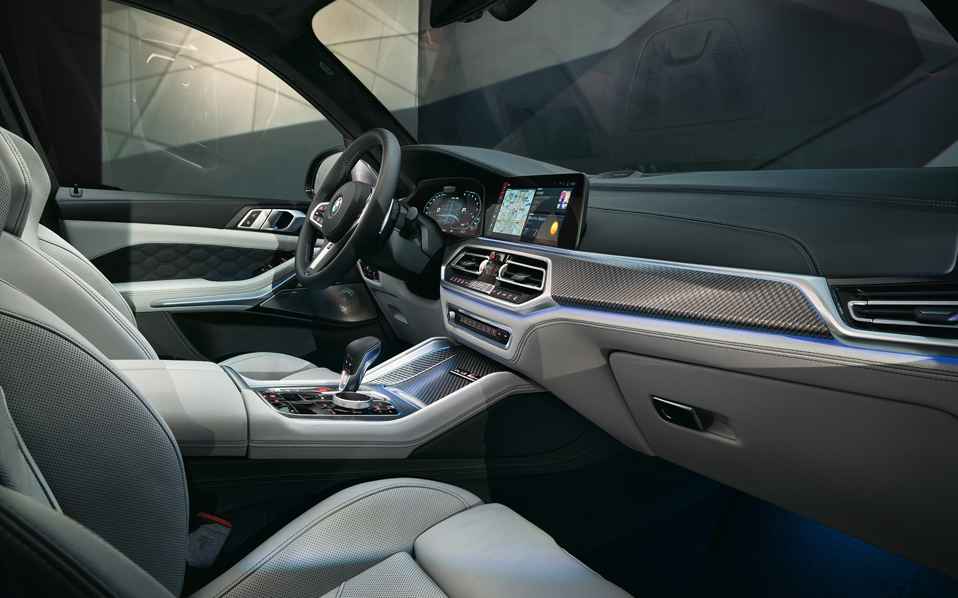 BMW X5 M Competition centralna konzola sa M ručicom mjenjača F95 2020 SUV unutra&scaron;njost