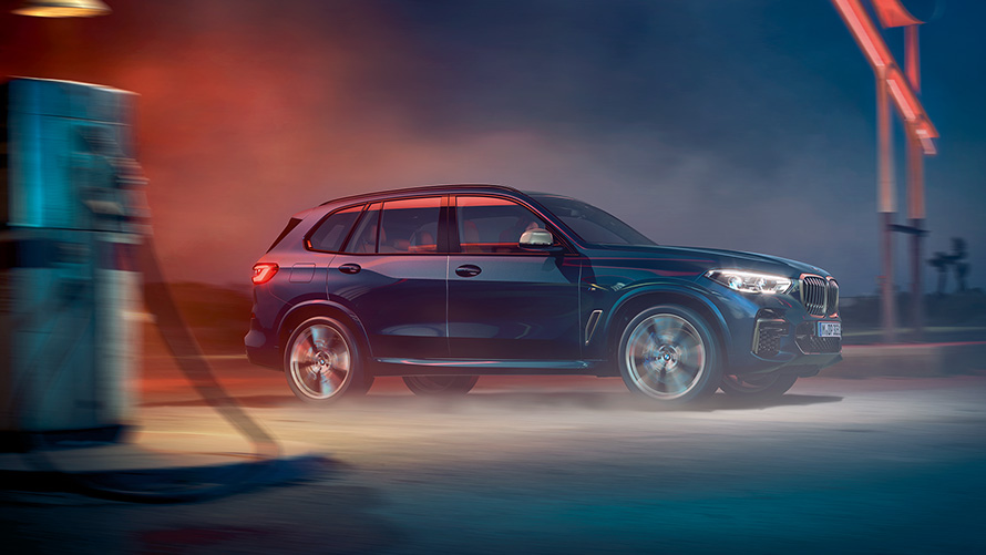 BMW X5 M50i G05 2018 SUV sa M lakometalnim kotačima Carbon black metalik u pogledu s boka