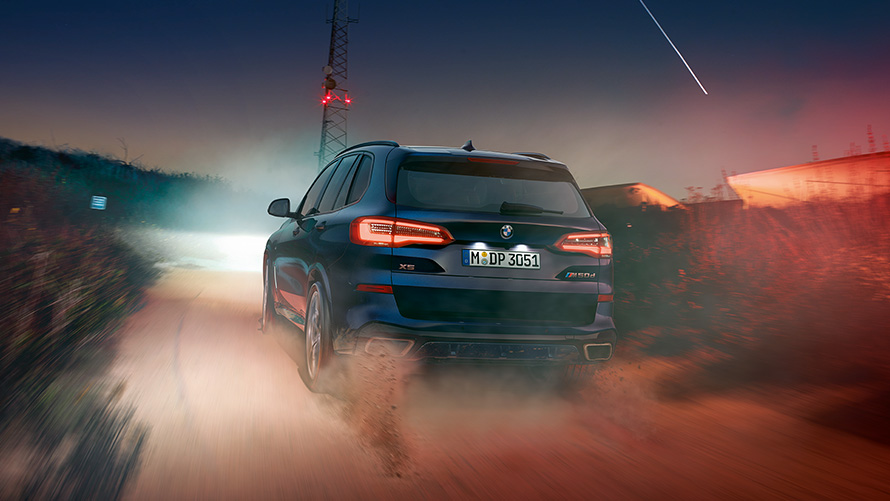 BMW X5 M50d sa M krovnim spojlerom G05 2018 SUV Carbon black metalik pogled straga