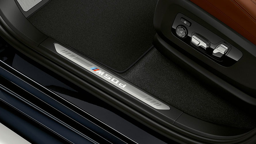 Završeci pragova vrata sa M oznakama BMW X5 M50d G05 2018 SUV unutrašnjost