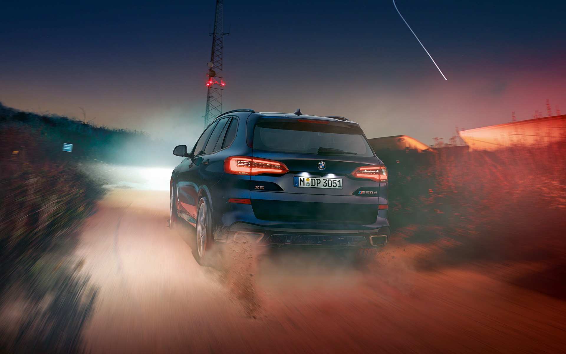 BMW X5 M50d sa M krovnim spojlerom G05 2018 SUV Carbon black metalik pogled straga