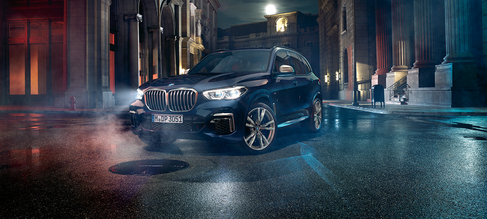BMW X5 M50i tročetvrtinski pogled sprijeda G05 BMW X5 M50i 2018 SUV Carbon crni metalik tročetvrtinski pogled sprijeda