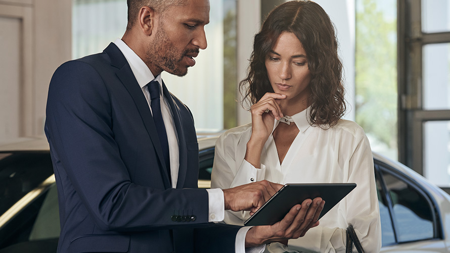 BMW korisnička podrška BMW korisnička podrška Zaposlenik BMW servisa razgovara s ženskim kupcem