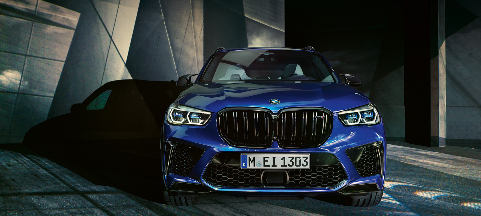 BMW X5 M Competition pogled sprijeda F95 BMW X5 M Competition Marina Bay Blue metalik F95 2020 pogled sprijeda