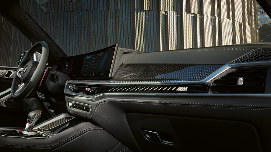 BMW X5 M Competition F95 2023 Moderna, profinjena ploča s instrumentima