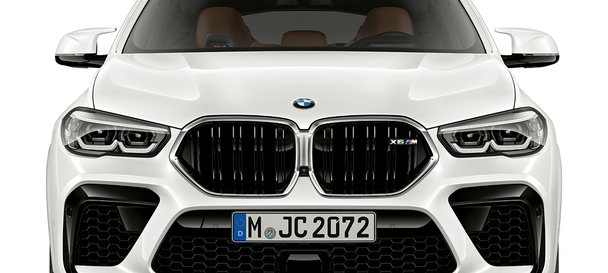 Prednji kraj BMW-a X6 M Prikaz prednjeg kraja s M dvostrukom rešetkom maske BMW-a X6 M F96 SUV 2020