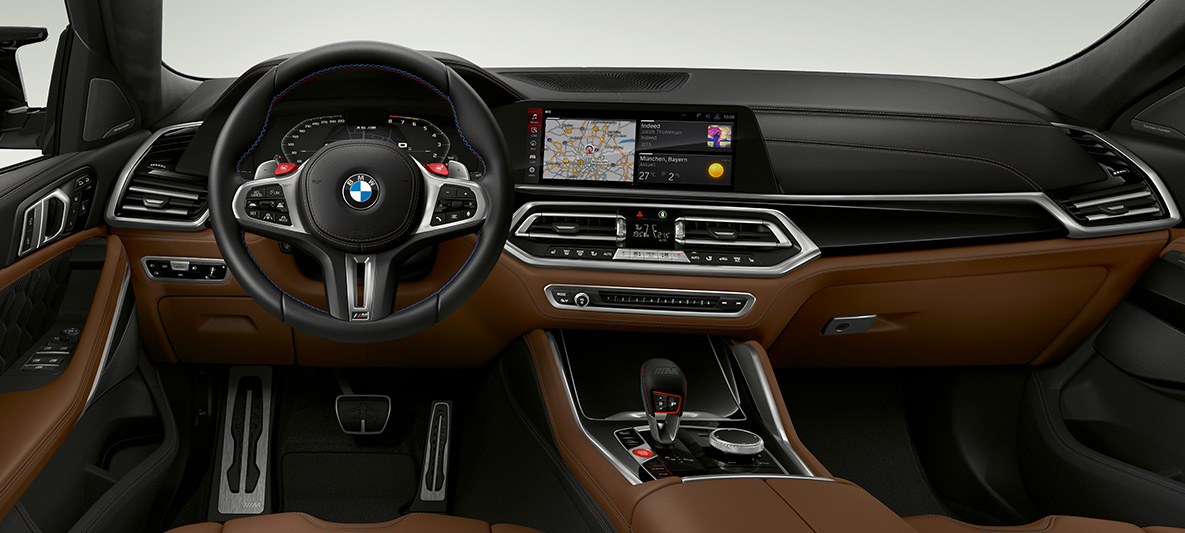 M kožni upravljač BMW-a X6 M M kožni upravljač s kontrastnim prošivima u kokpitu BMW-a X6 M F96 SUV 2020