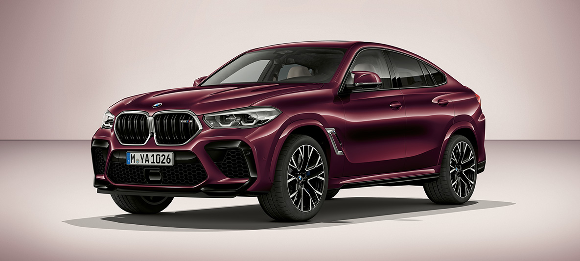 BMW-a X6 M BMW Individual Ametrin metalik boje Tročetvrtinski bočni prikaz prednjeg kraja BMW-a X6 M F96 SUV 2020 BMW Individual Ametrin metalik boje