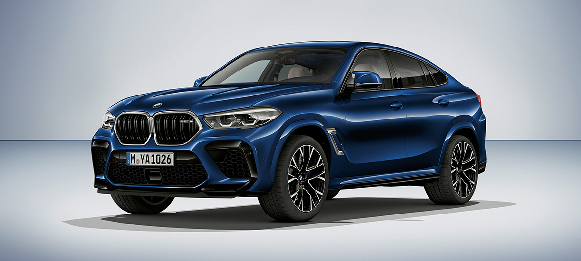 BMW-a X6 M BMW Individual Tanzanite Blue boje Tročetvrtinski bočni prikaz prednjeg kraja BMW-a X6 M F96 SUV 2020 BMW Individual Tanzanite Blue metalik boje