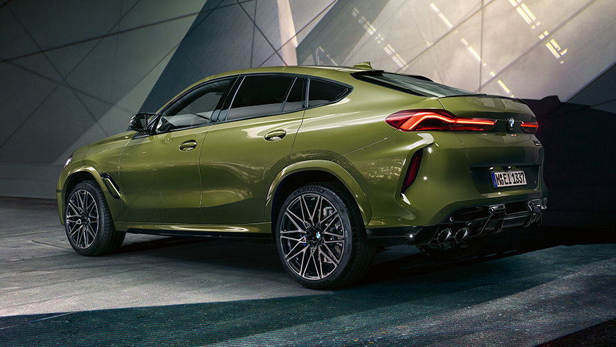 BMW X6 M Competition sa M Sport ispušnim sustavom F96 2020 SUV BMW Individual Special Paint Urban Green SUV tročetvrtinski pogled straga