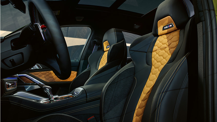 M multifunkcionalna sjedala sa osvijetljenim X6 M logotipom BMW X6 M Competition F96 2020 SUV unutrašnjost