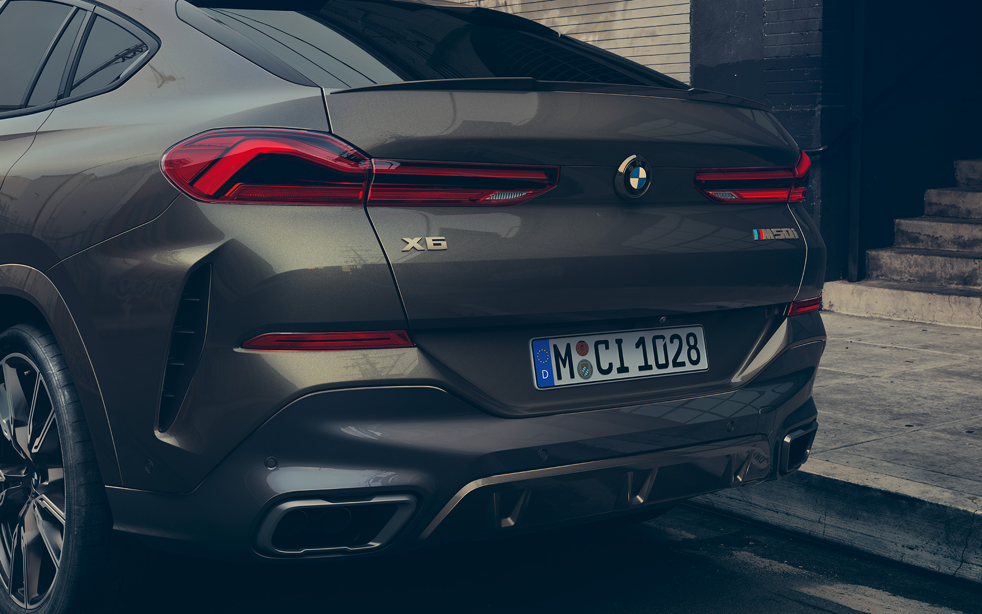 Pogled izbliza na stražnji dio BMW X6 M50i G06 2018 SUV