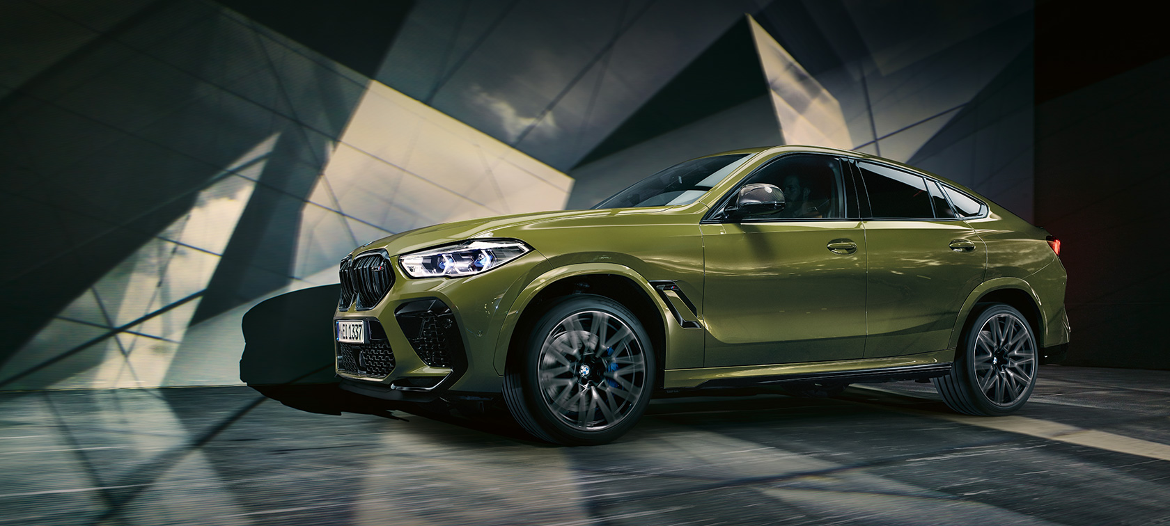 BMW X6 M Automobili BMW Individual Specijalna Boja Urban Green F96 2020 SUV tročetvrtinski pogled sprijeda