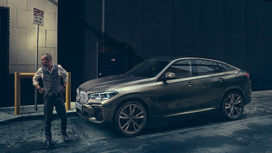 BMW X6 G06 2018 SUV tročetvrtinski pogled sprijeda na parkingu