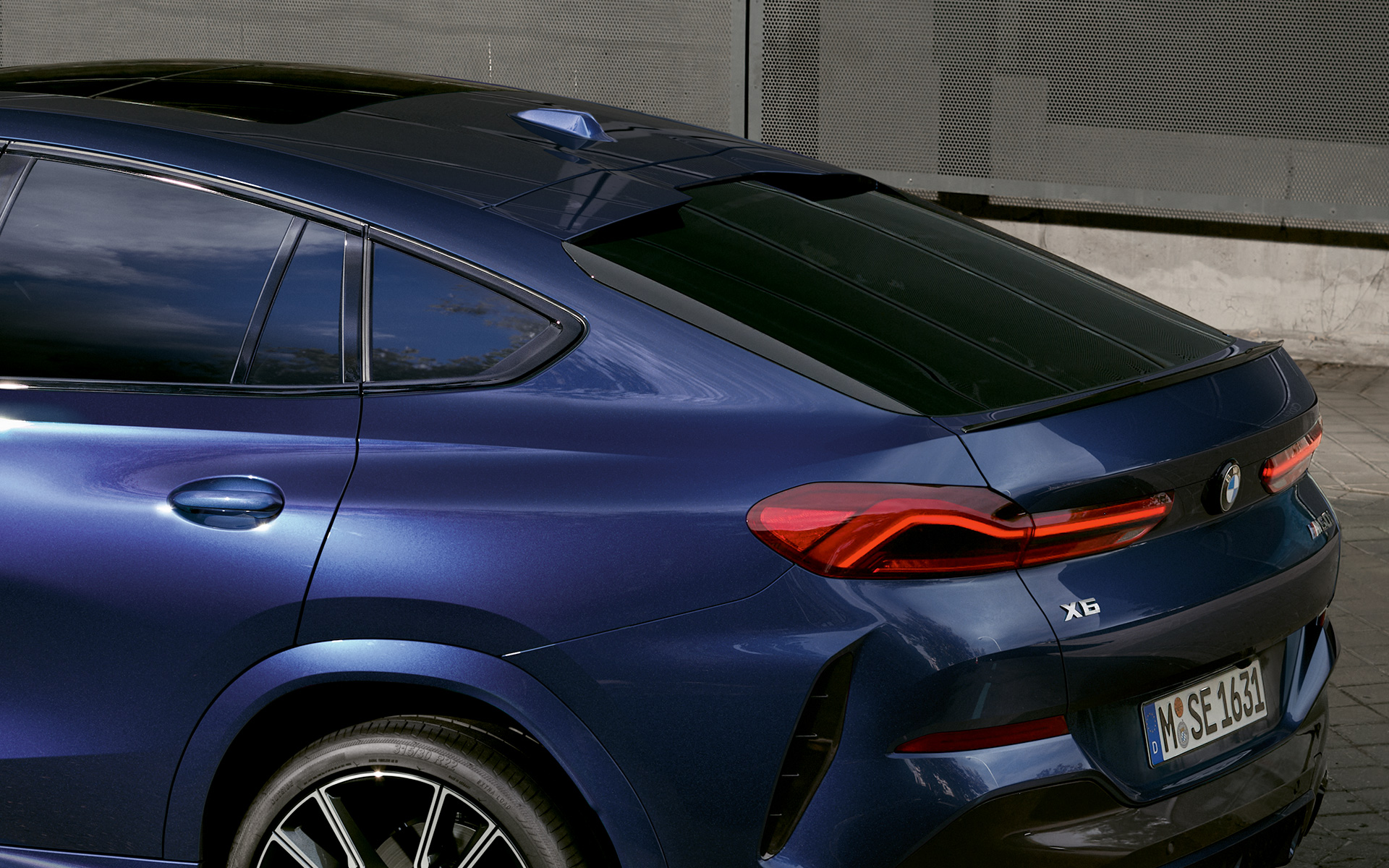 BMW X6 M60i xDrive G06 MP straga BMW X6 M60i xDrive G06 MP straga krupni plan