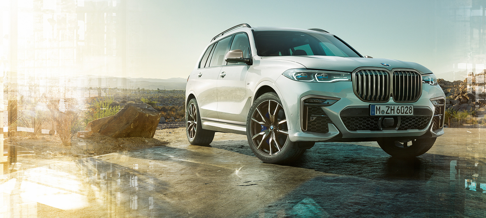 BMW X7 M Automobili, tročetvrtinski lijevi prikaz prednjeg kraja BMW X7 M Automobili u Mineral White boji, G07, stacionaran, tročetvrtinski lijevi prikaz prednjeg kraja
