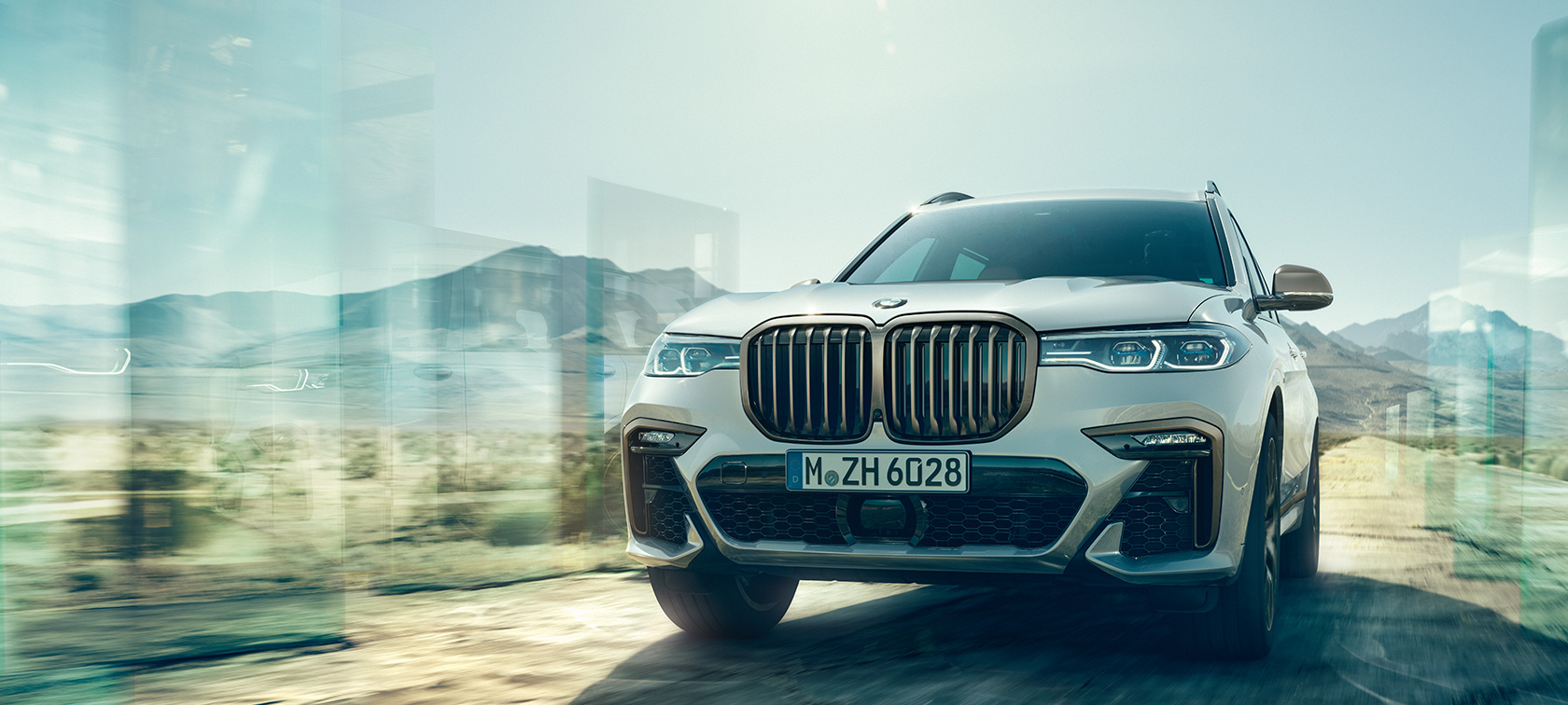 BMW X7 M50i M50d, prikaz prednjeg kraja BMW X7 M Automobili M50i M50d u Mineral White boji, G07, stacionaran, prikaz prednjeg kraja