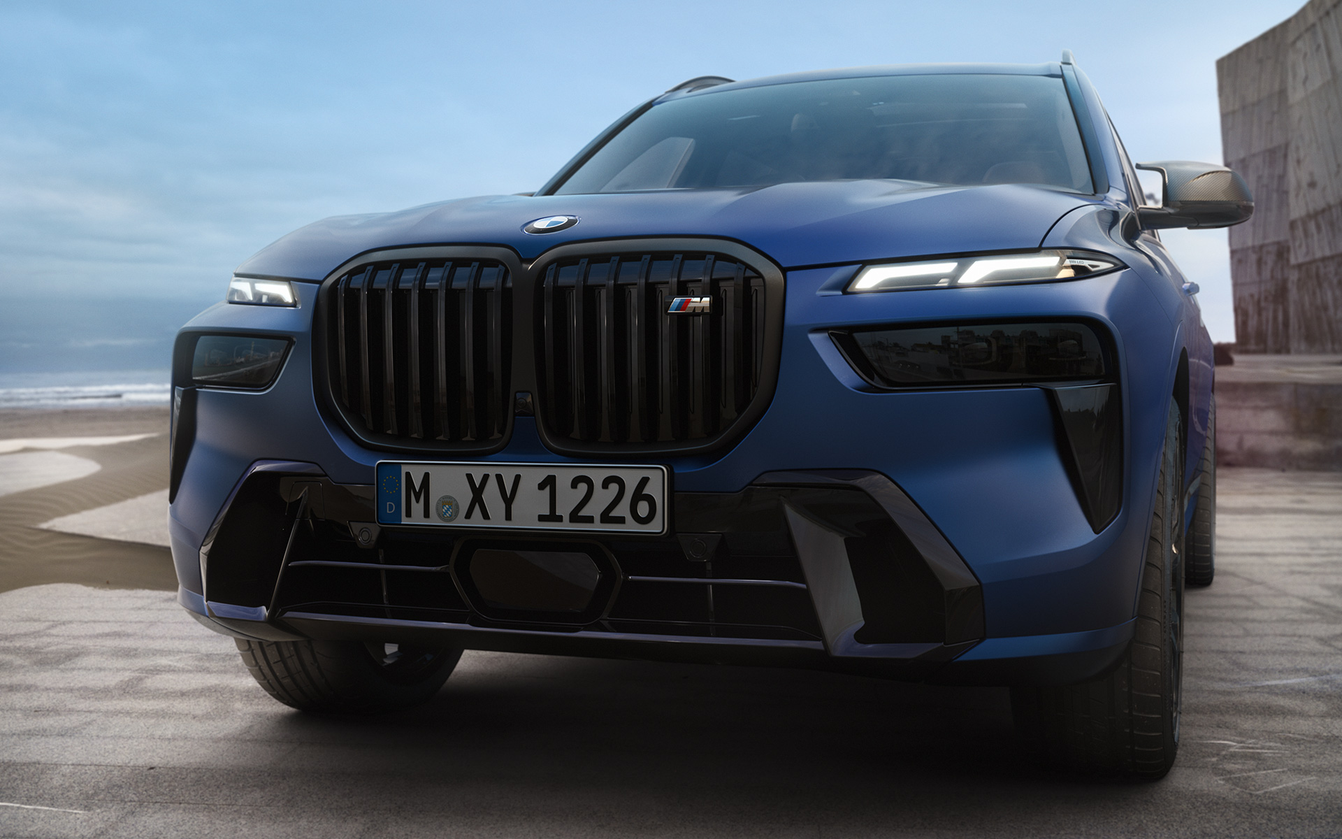 Prednji dio BMW X7 M60i xDrive G07 LCI Frozen Marina Bay Blue u mirovanju krupni plan Prednji dio BMW X7 M60i xDrive G07 LCI Frozen Marina Bay Blue u mirovanju krupni plan