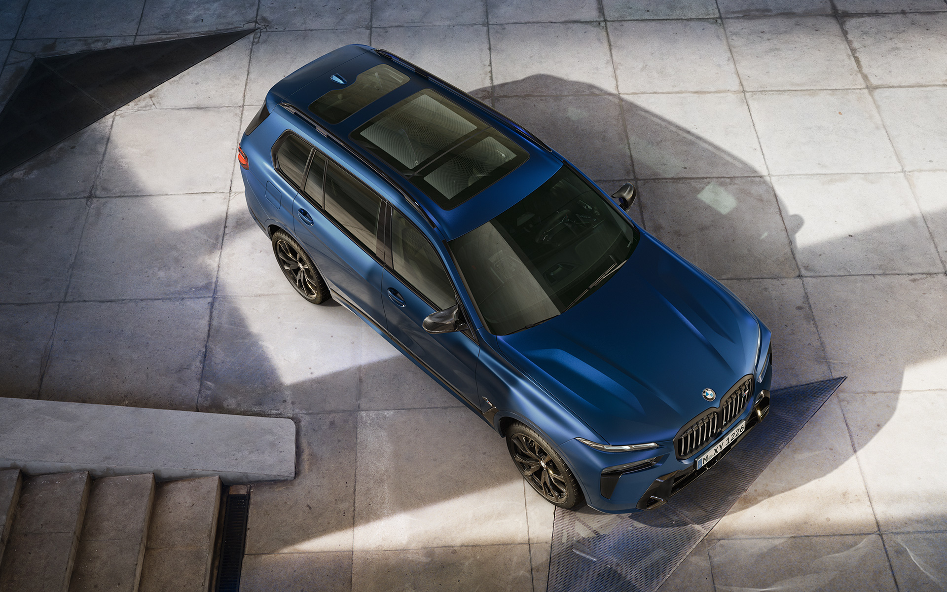 BMW X7 M60i xDrive G07 LCI Frozen Marina Bay Blue u mirovanju pogled iz ptičje perspektive BMW X7 M60i xDrive G07 LCI Frozen Marina Bay Blue u mirovanju pogled iz ptičje perspektive
