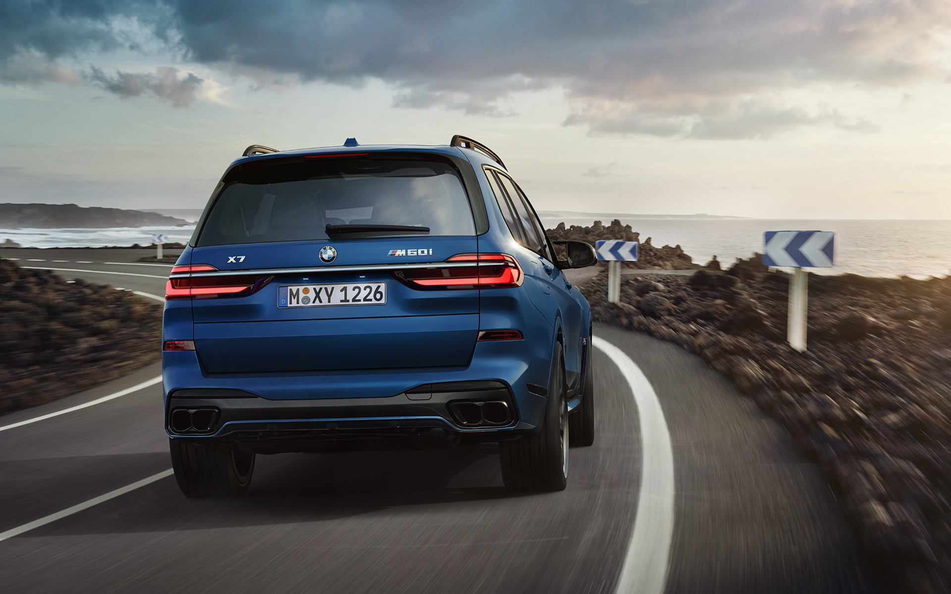 BMW X7 M60i xDrive G07 LCI Frozen Marina Bay Blue pogled straga u vožnji BMW X7 M60i xDrive G07 LCI Frozen Marina Bay Blue pogled straga u vožnji