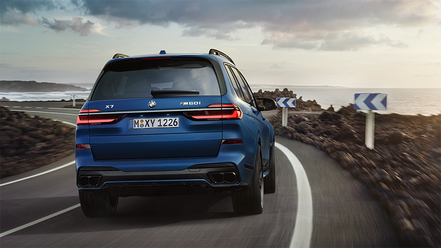 BMW X7 M60i xDrive G07 LCI Frozen Marina Bay Blue pogled straga u vožnji