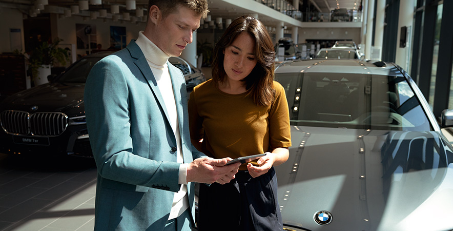BMW zaposlenik savjetuje kupca BMW zaposlenik savjetuje kupca