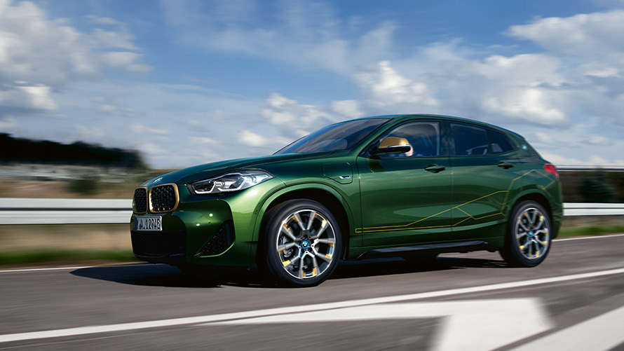 Tročetvrtinski prikaz prednjeg kraja BMW-a X2 F39 prve generacije na ulici BMW serije X; Tročetvrtinski prikaz prednjeg kraja BMW-a X2 F39 prve generacije na ulici