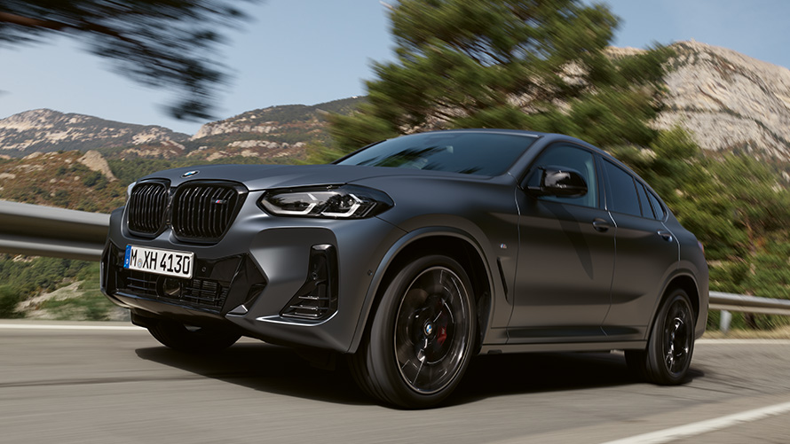 Tročetvrtinski bočni prikaz BMW-a X4 G02 druge generacije u vožnji ulicom BMW serija X; Tročetvrtinski bočni prikaz BMW-a X4 G02 druge generacije u vožnji ulicom