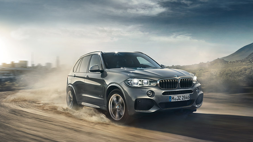 Tročetvrtinski prikaz prednjeg kraja BMW-a X5 F15 treće generacije u vožnji BMW serije X; Tročetvrtinski prikaz prednjeg kraja BMW-a X5 F15 treće generacije u vožnji