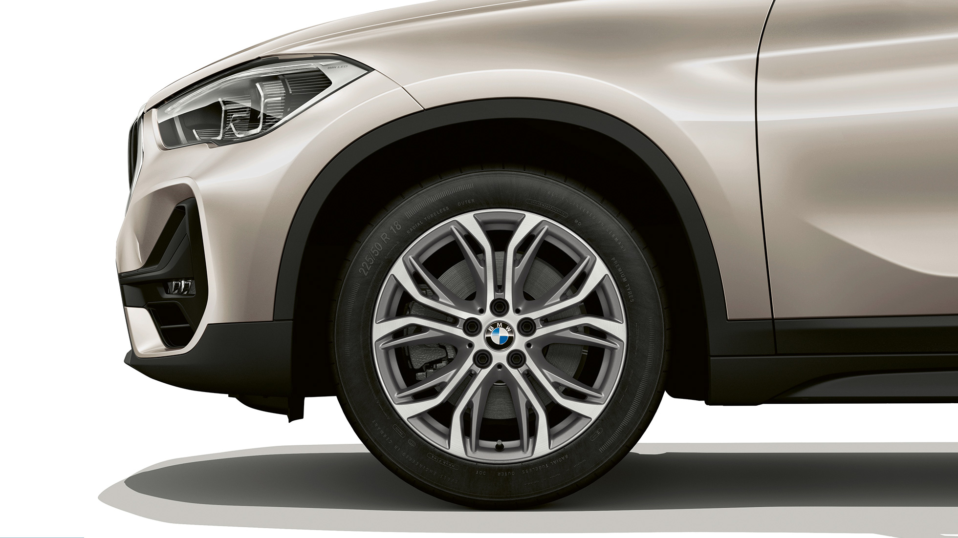 BMW X1, Model Advantage, lakometalni kotači BMW X1, Model Advantage, bočni pogled sa detaljnim pregledom lakometalnih kotača