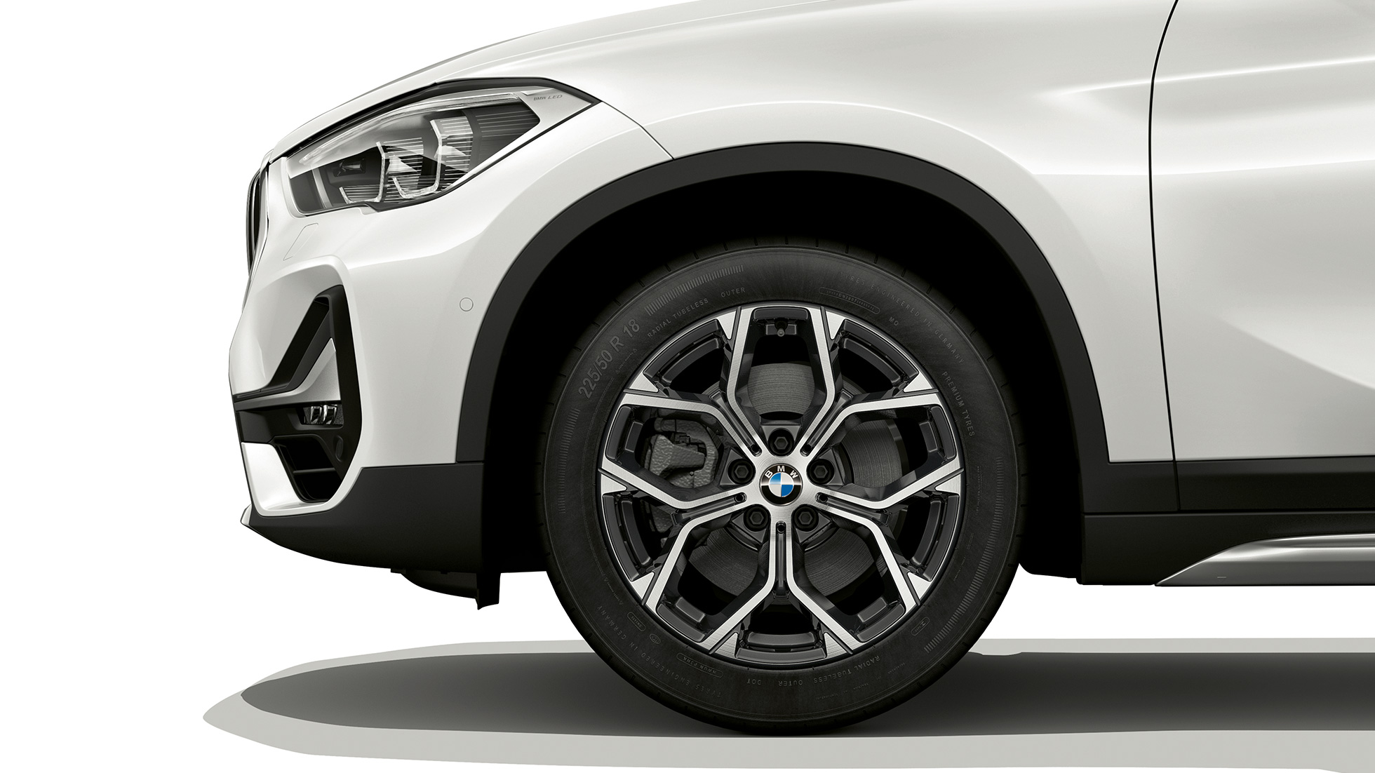 BMW X1, Model xLine, lakometalni kotači BMW X1, Model xLine, bočni pogled sa detaljnim pregledom lakometalnih kotača
