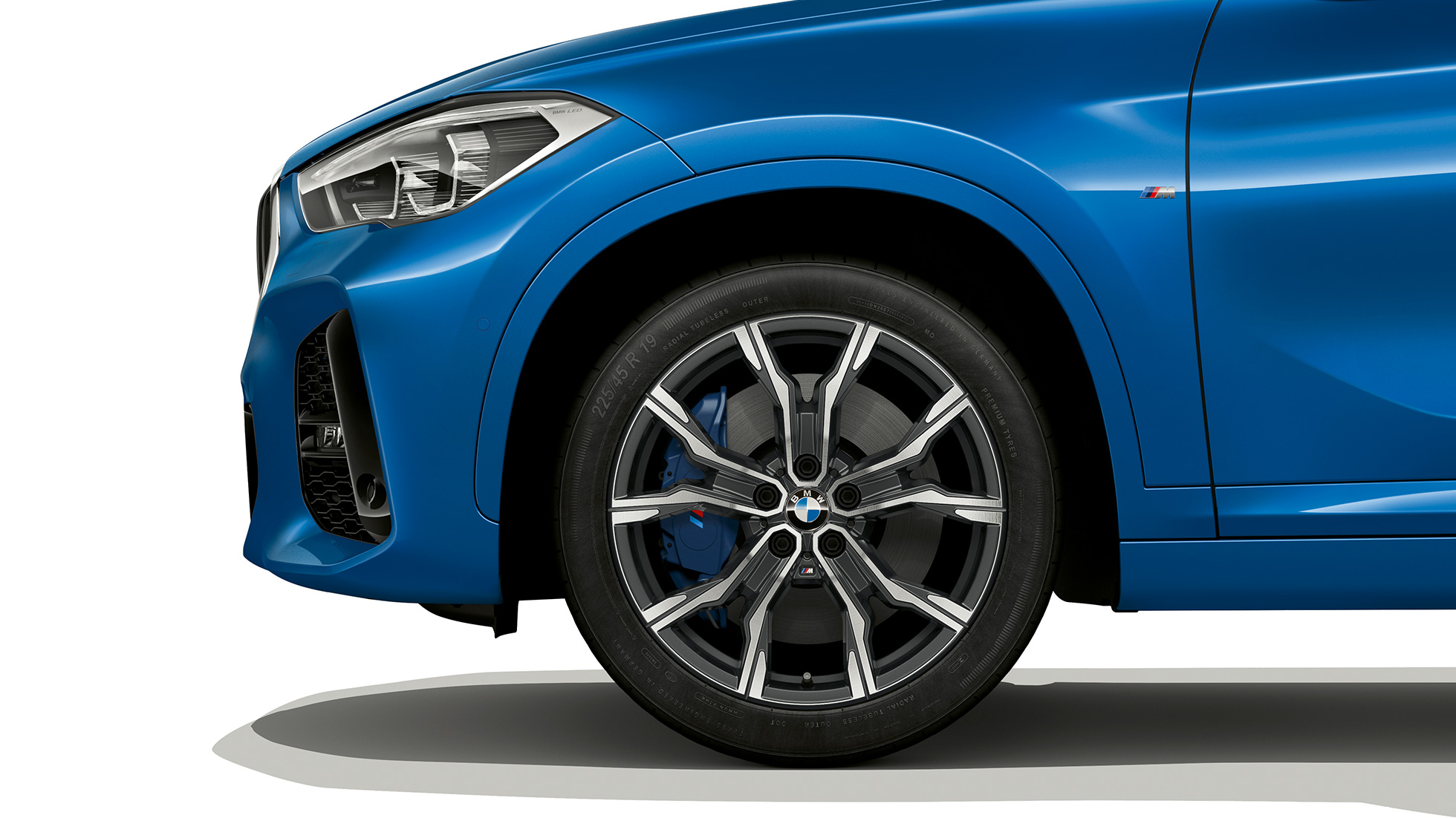 BMW X1, Model M Sport, lakometalni kotači BMW X1, Model M Sport, bočni pogled sa fokusom na lakometalne kotače