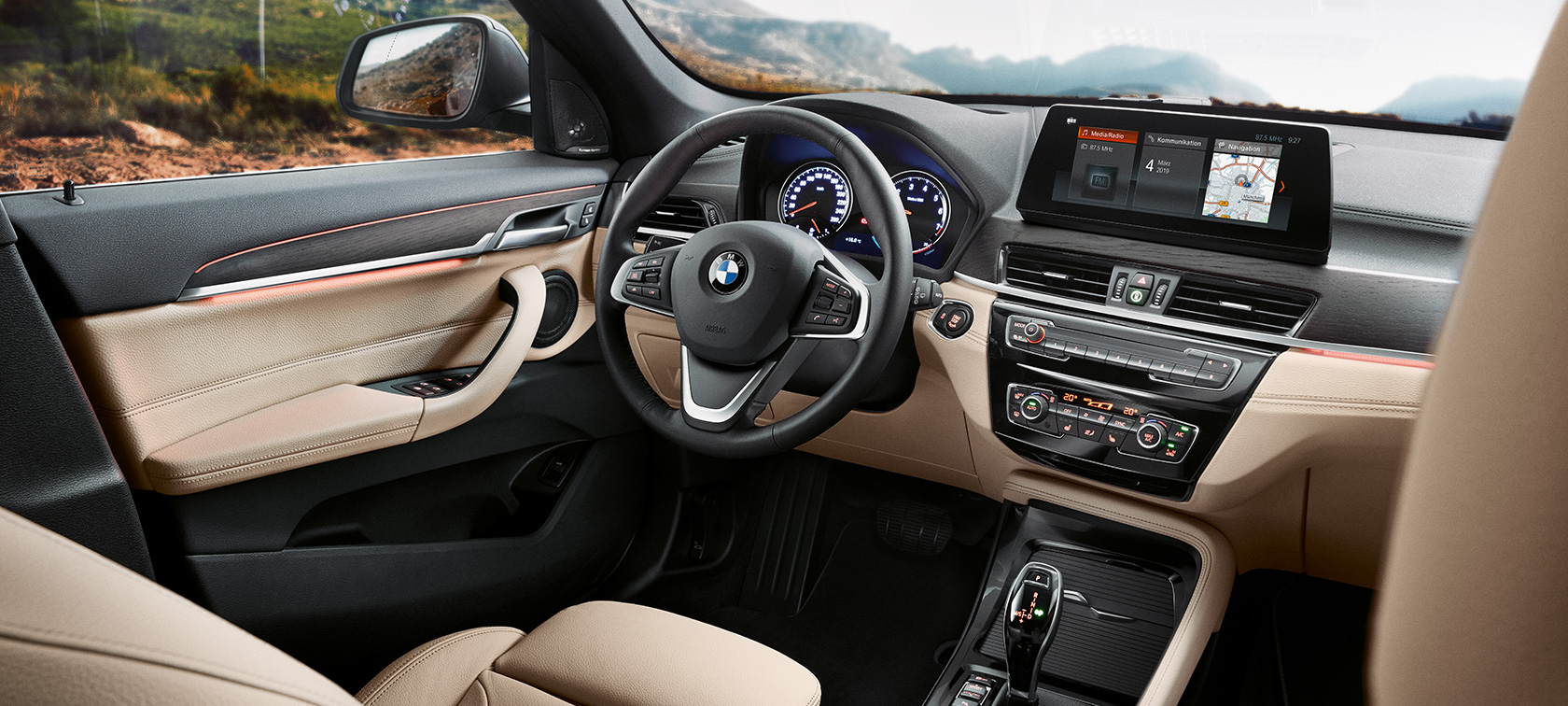 BMW X1, kokpit BMW X1, unutrašnjost sa fokusom na kokpit