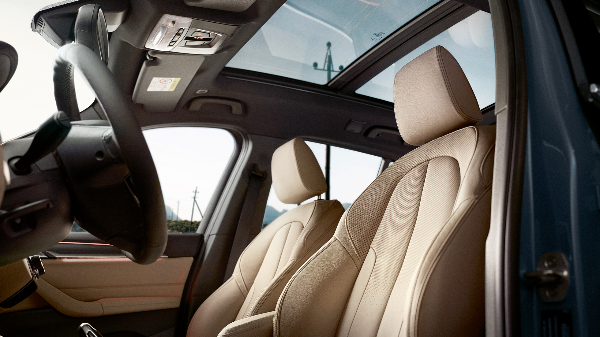 BMW X1 unutrašnjost, sportska sjedala. BMW X1 unutrašnjost, pregled ergonomskih sportskih sjedala.