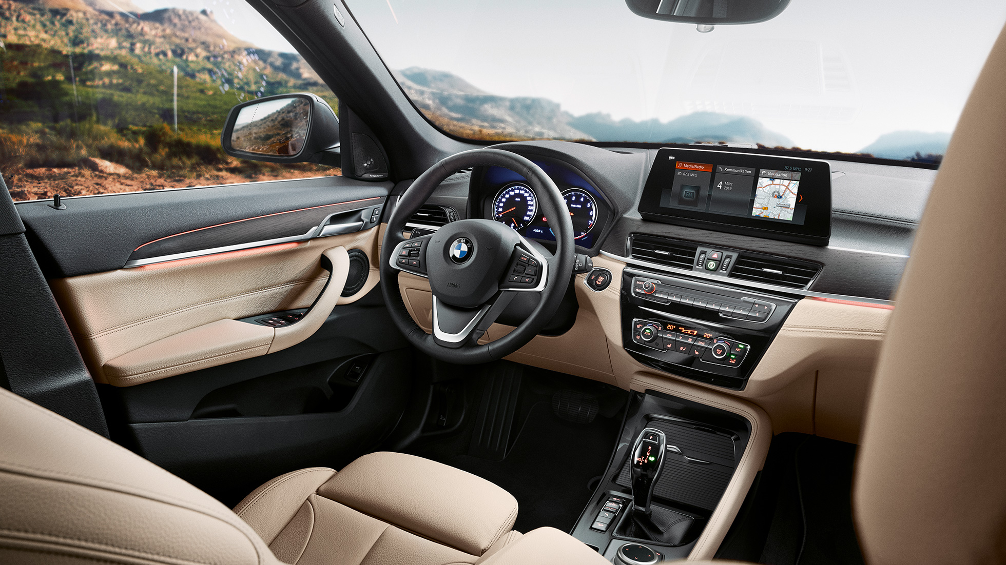 BMW X1 unutrašnjost, kokpit. BMW X1 unutrašnjost, pogled na 10,25” kontrolni ekran u kokpitu.