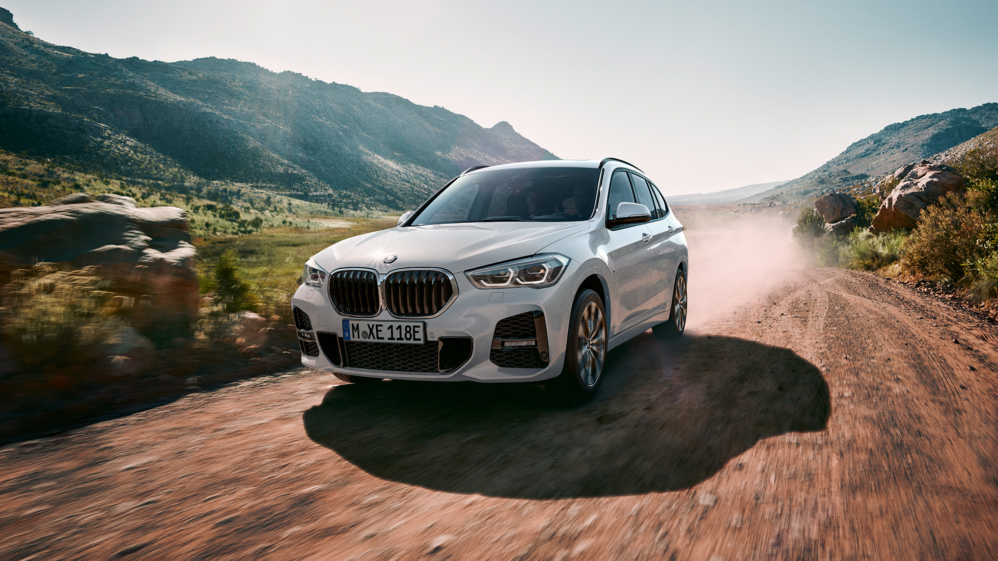 Plug-in hibrid BMW X1 xDrive25e F48 Plug-in hibrid BMW X1 xDrive25e F48 2019 tročetvrtinski prednji pogled u vožnji