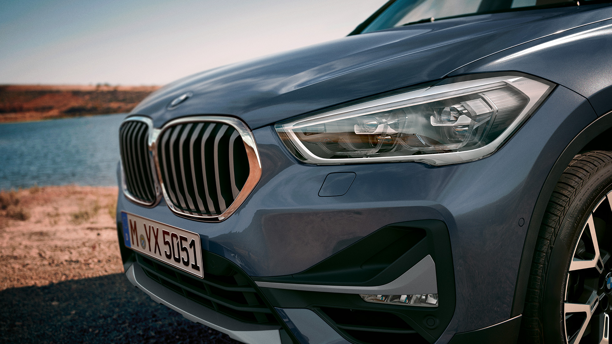 BMW X1, prilagodljiva LED svjetla. BMW X1, krupni plan prilagodljivih LED svjetala.