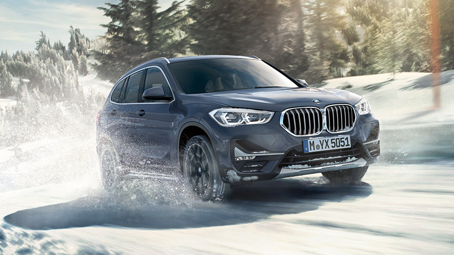 BMW X1 xDrive20i F48 LCI u BMW Individual Storm Baymetallic, vožnja u zimskom krajoliku BMW X1 xDrive20i F48 LCI u BMW Individual Storm Baymetallic, vožnja u zimskom krajoliku