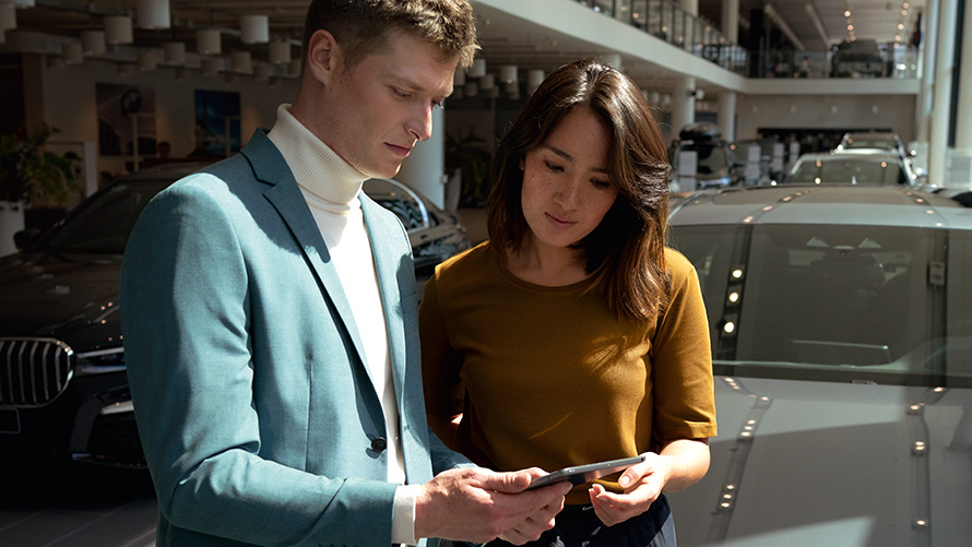 BMW zaposlenik savjetuje kupca