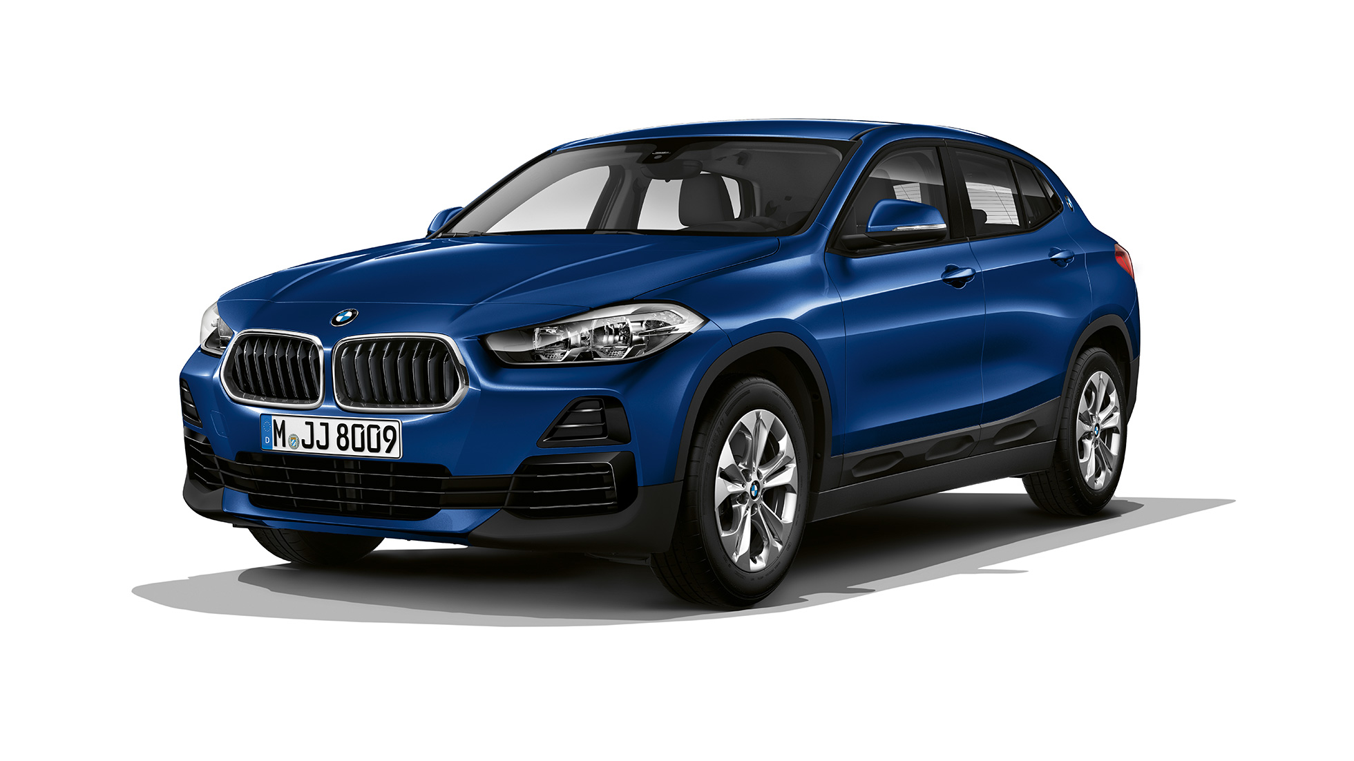 Tročetvrtinski prikaz prednjeg kraja BMW-a X2 sDrive20i model Advantage Tročetvrtinski prikaz prednjeg kraja BMW-a X2 sDrive20i model Advantage 2018 F39 Mediterranean Blue metalik boje