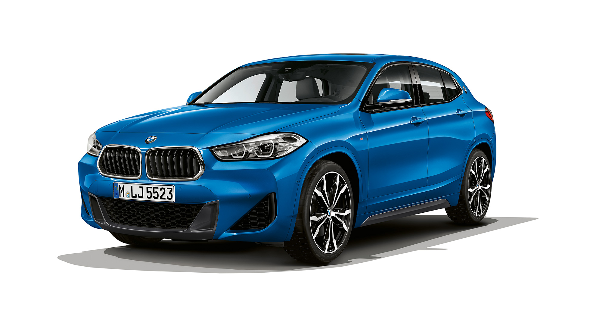 Tročetvrtinski prikaz prednjeg kraja BMW-a X2 sDrive20i model M Sport Tročetvrtinski prikaz prednjeg kraja BMW-a X2 sDrive20i model M Sport 2018 F39 Misano Blue metalik boje