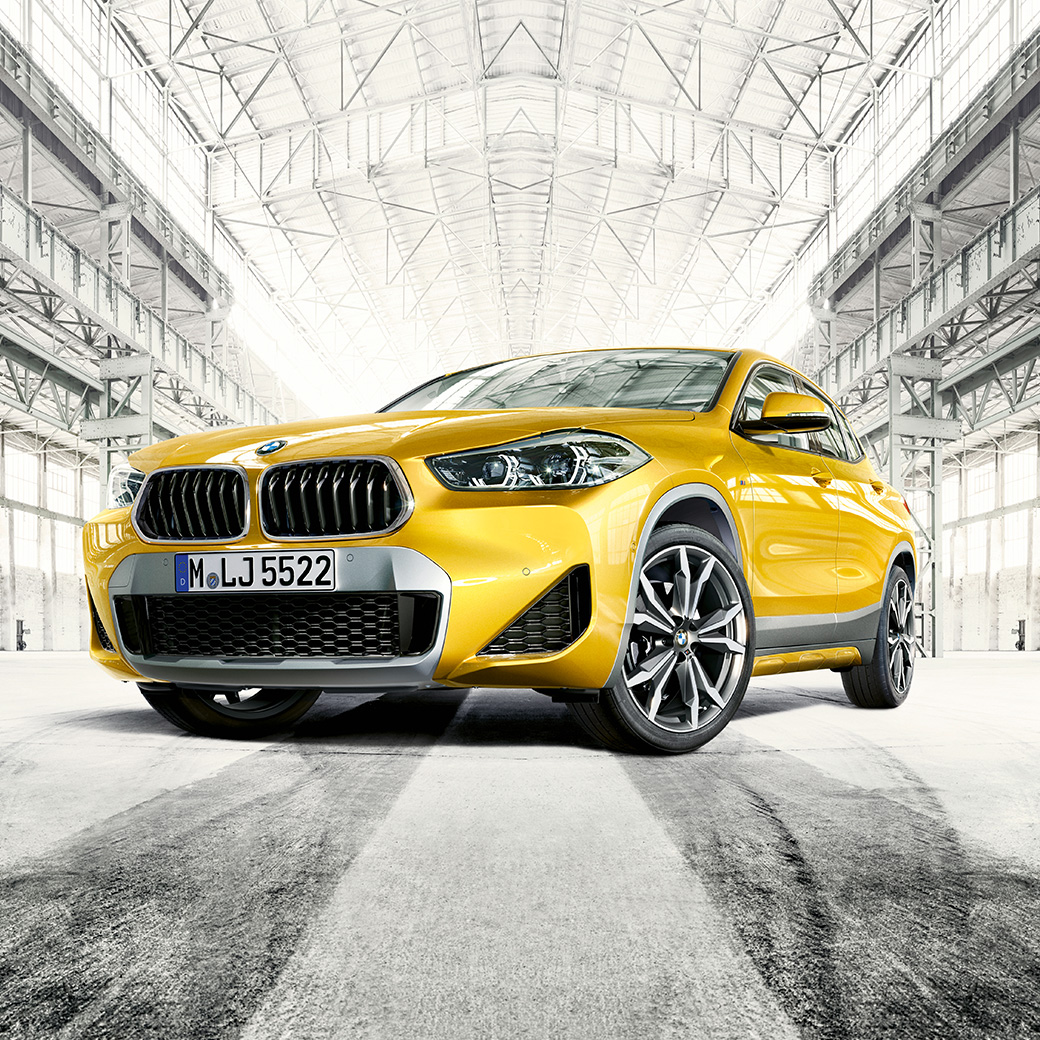 Tročetvrtinski prednji prikaz BMW-a X2 F39 Tročetvrtinski prednji prikaz BMW-a X2 2018 F39 Galvanic Gold metalik boje