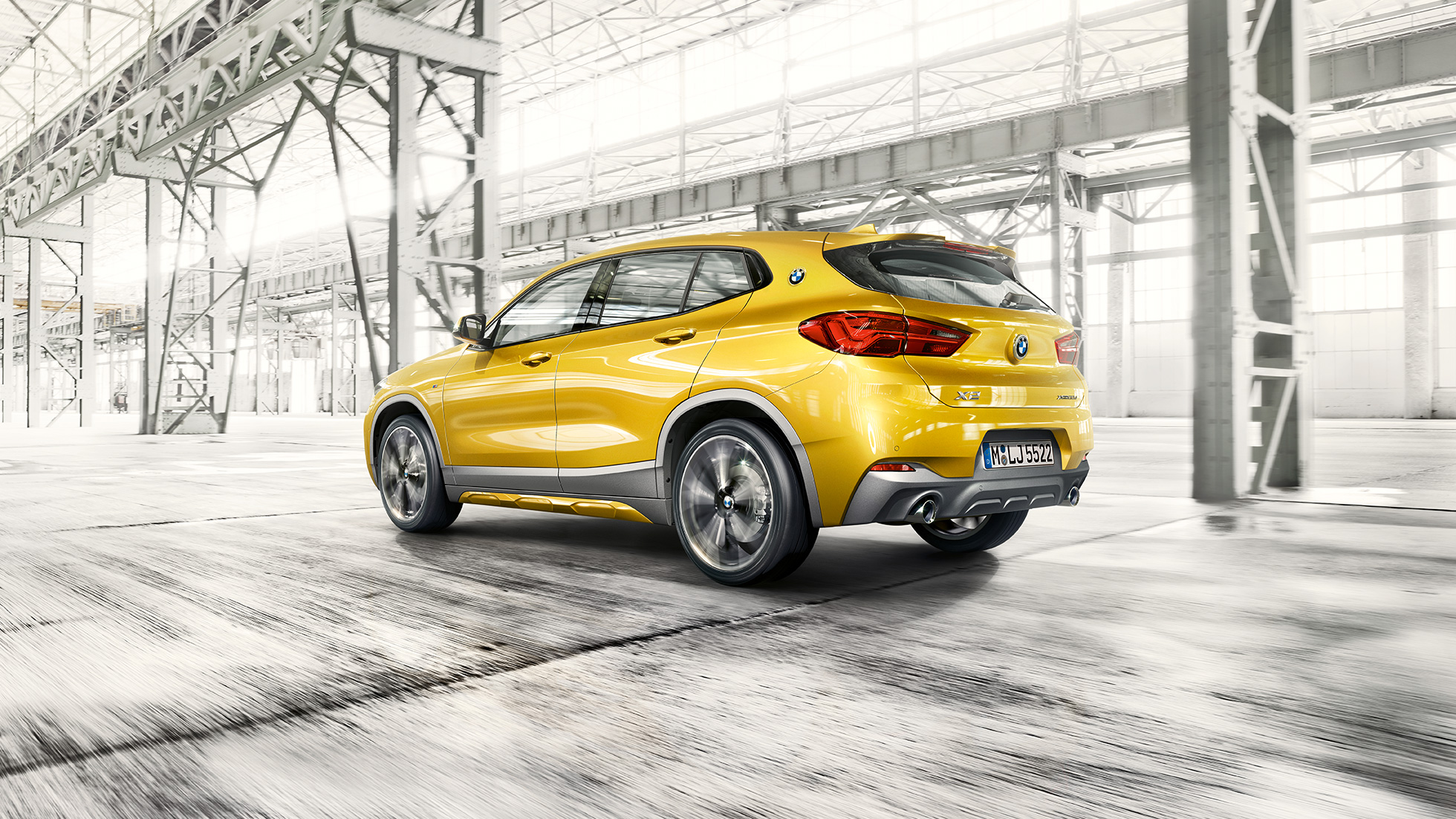 Tročetvrtinski bočni prikaz BMW-a X2 F39 Tročetvrtinski bočni prikaz BMW-a X2 2018 F39 Galvanic Gold metalik boje