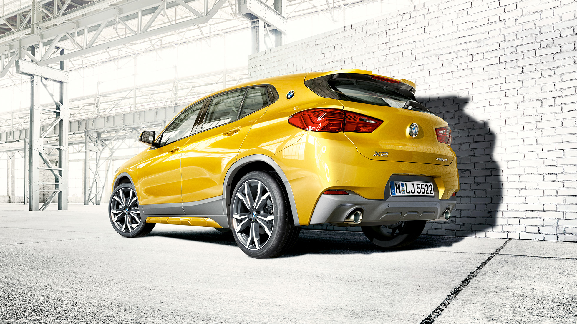 Prikaz stražnjeg kraja BMW-a X2 F39 Prikaz stražnjeg kraja BMW-a X2 2018 F39 Galvanic Gold metalik boje