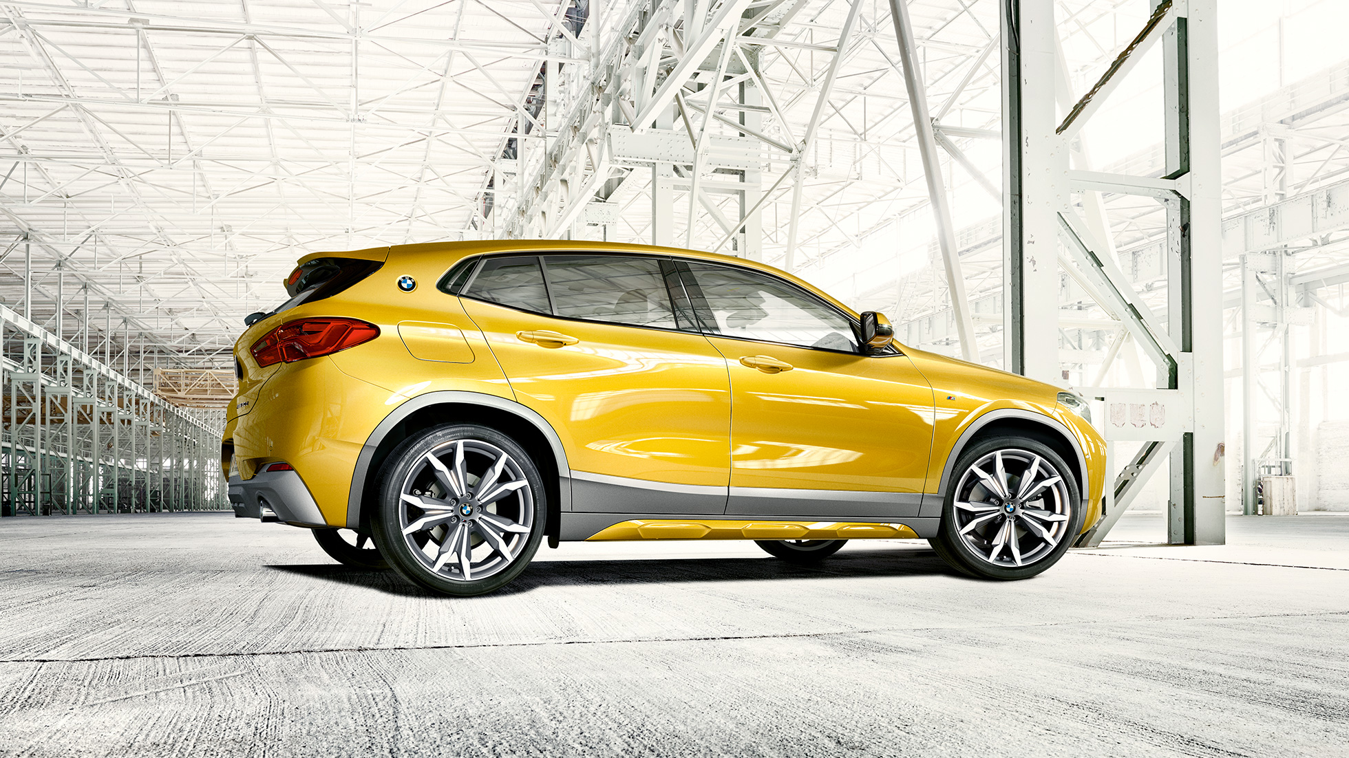 Bočni prikaz BMW-a X2 F39 Bočni prikaz BMW-a X2 2018 F39 Galvanic Gold metalik boje