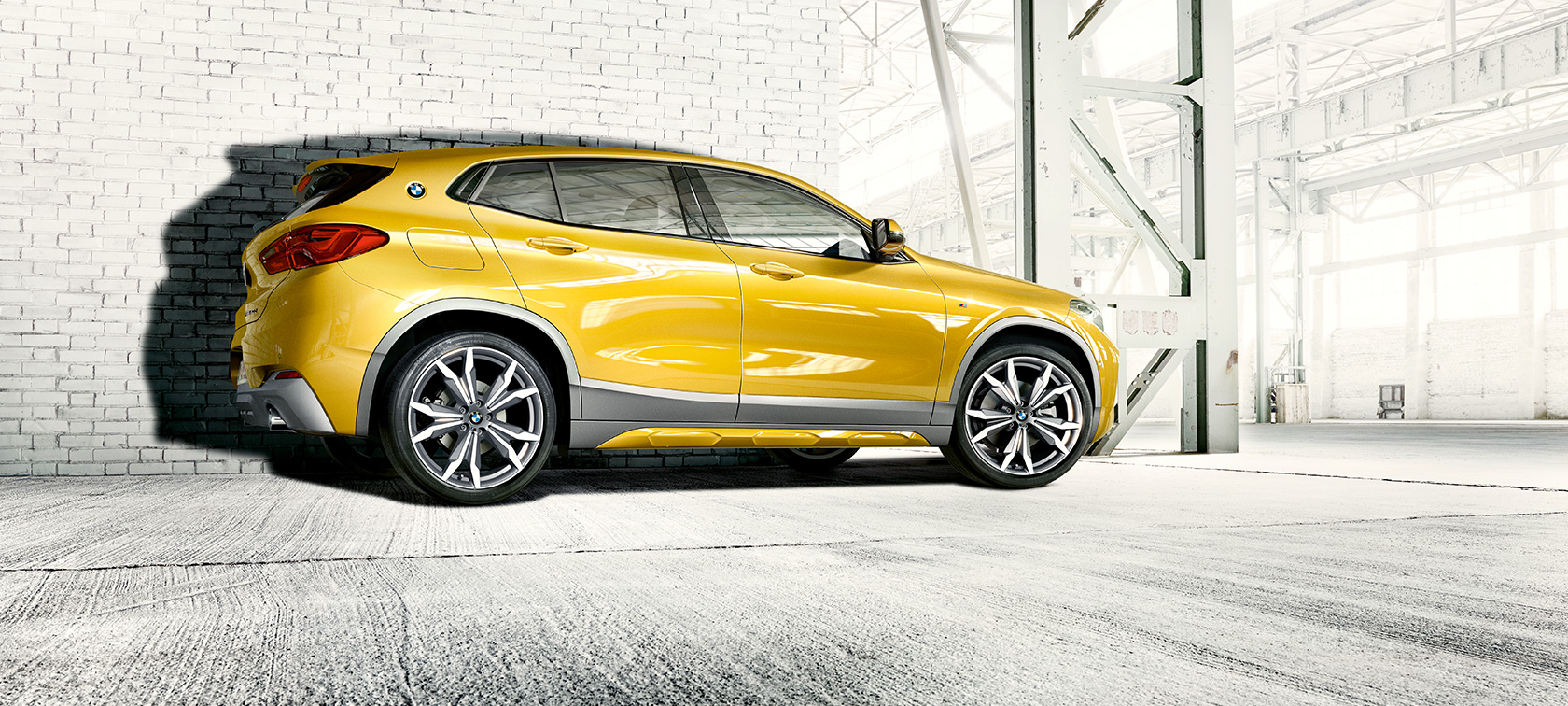 Bočni prikaz BMW-a X2 F39 Bočni prikaz BMW-a X2 2018 F39 Galvanic Gold metalik boje