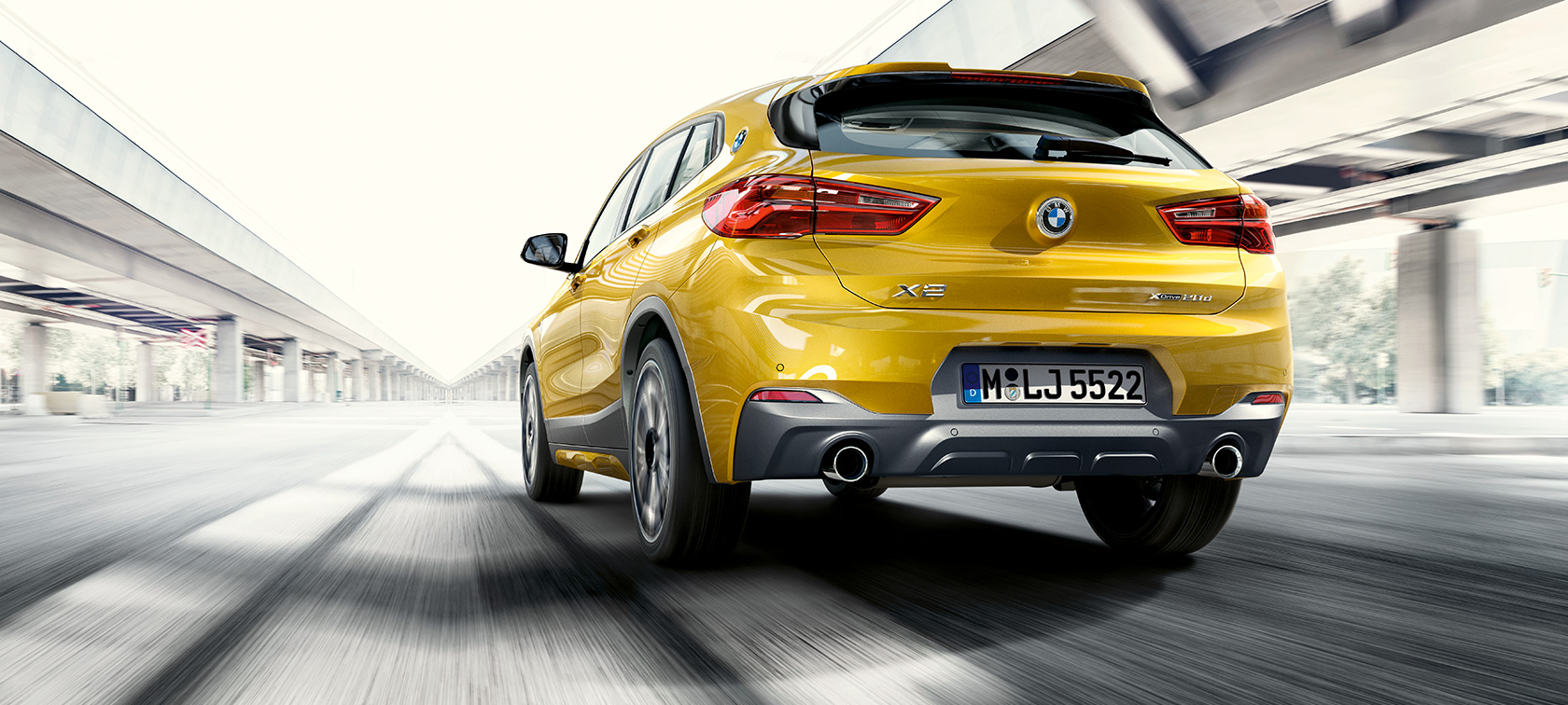 Stražnji kraj BMW-a X2 F39 Stražnji kraj BMW-a X2 2018 F39 Galvanic Gold metalik boje