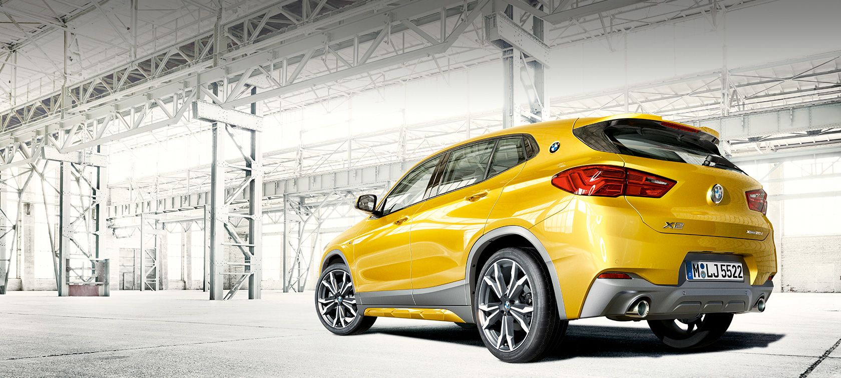 Tročetvrtinski bočni prikaz BMW-a X2 F39 Tročetvrtinski bočni prikaz BMW-a X2 2018 F39 Galvanic Gold metalik boje