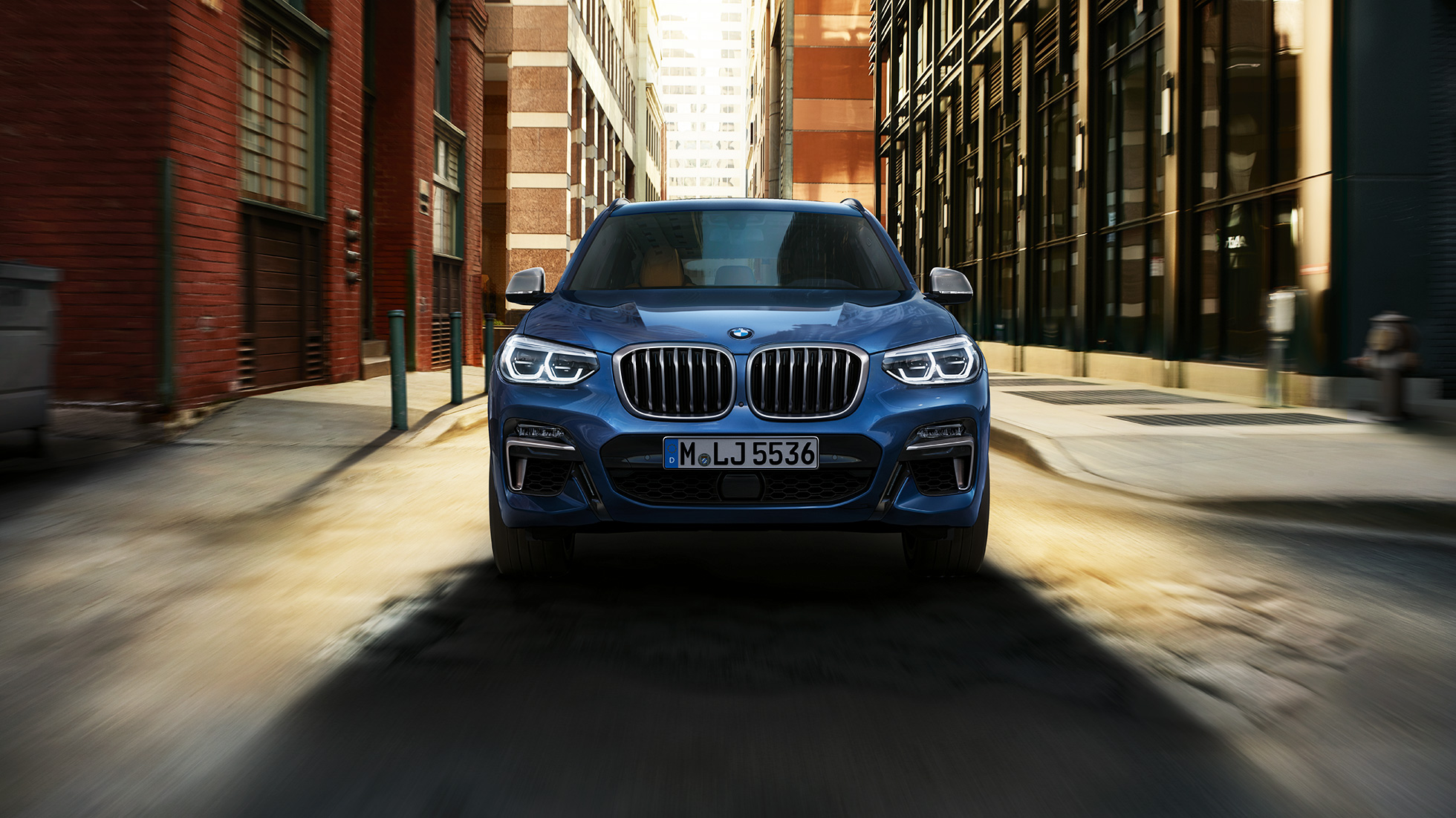 BMW X3 M40i, prikaz prednjeg kraja ispred gradskog horizonta BMW X3 M40i, prikaz prednjeg kraja ispred gradskog horizonta